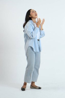 Endonezyalı stresli Endonezyalı kadının izole edilmiş arka planda tam yol çekimi.