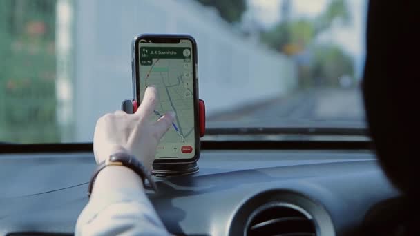 Водій Використовує Gps Навігацію Мобільному Телефоні Під Час Водіння Автомобіля — стокове відео