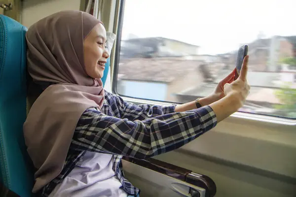Heureuse Asiatique Musulmane Femme Tenant Son Téléphone Portable Tout Étant — Photo