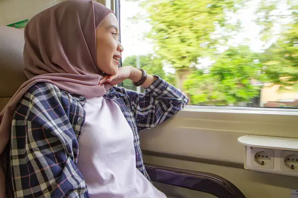 Heureuse Asiatique Musulmane Femme Assise Regardant Extérieur Par Grande Fenêtre — Photo
