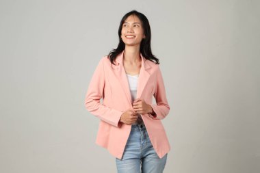 Asyalı mutlu iş kadını izole edilmiş arka planda resmi giyiniyor.