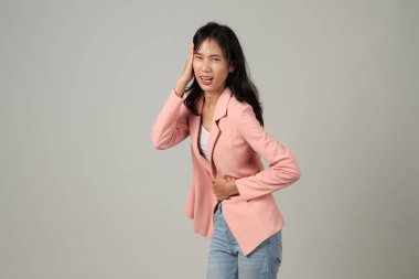 Asyalı kadın hasta görünümlü mutsuz, karnı ağrıyan, izole edilmiş bir geçmişi var. Regl olduğu ve bozuk yemek yediği için kronik gastrit. Karın şişkinliği kavramı