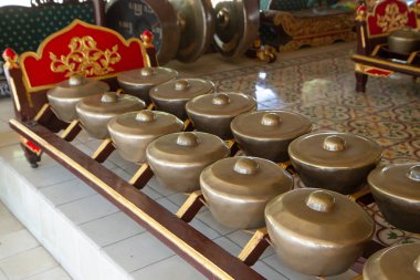 Gamelan geleneksel bir Cava ve bale müzik enstrümanıdır.
