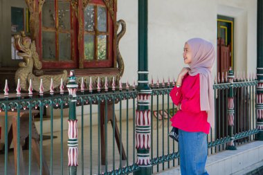 Asyalı Müslüman kadın, Kraton Yogyakarta Sultanlık Sarayı 'nda seyahat ediyor. 