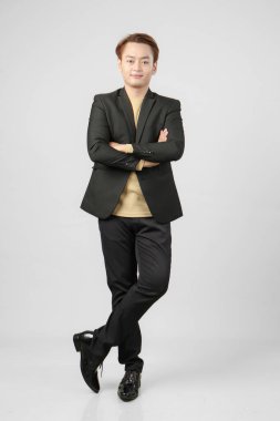 Mutlu iş adamlarının izole edilmiş arka planda takım elbise giydiği uzun bir çekim.