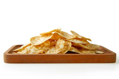 tempeh veya tempo çipleri beyaz arkaplanda izole