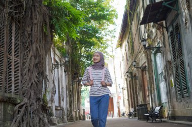 Kota Lama ya da Old Town City, Semarang, Endonezya 'da yürüyen Asyalı Müslüman kadın.