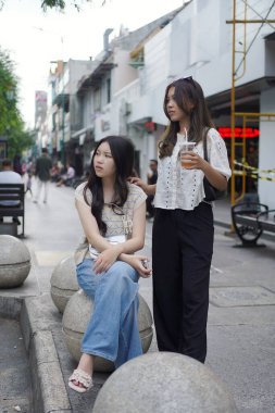 Maloboro caddesini keşfeden iki Asyalı kadın, Yogyakarta, Endonezya