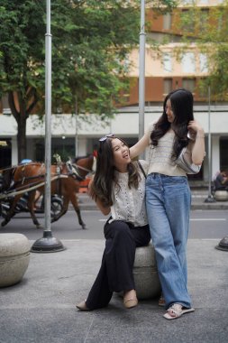 Maloboro caddesini keşfeden iki Asyalı kadın, Yogyakarta, Endonezya