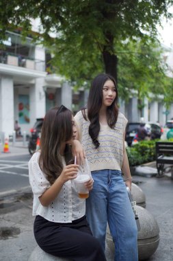 Maloboro caddesini keşfeden iki Asyalı kadın, Yogyakarta, Endonezya