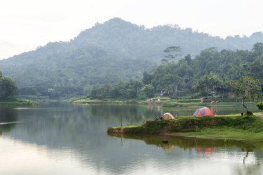 bej rengi kamp çadırı göl kıyısında