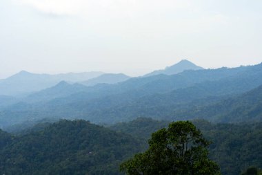 Sisli bir günde katmanlar dağı