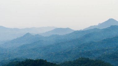 Sisli bir günde katmanlar dağı