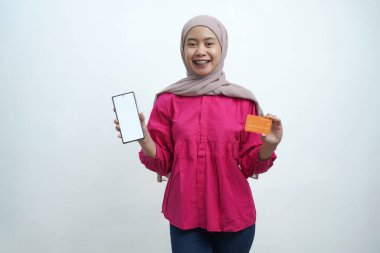 Gülümseyen Müslüman Kadın Kredi Kartı ve Akıllı Telefon ile Cep Telefonu Bankacılık Konsepti için Boş Ekran. izole edilmiş arka planda. mobil bankacılık, dijital ödemeler, e-ticaret ve finans teknolojisi