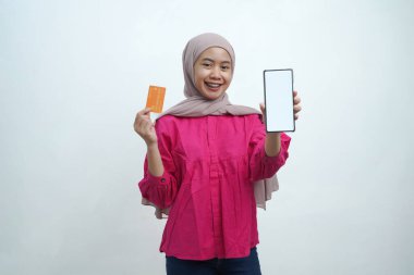 Gülümseyen Müslüman Kadın Kredi Kartı ve Akıllı Telefon ile Cep Telefonu Bankacılık Konsepti için Boş Ekran. izole edilmiş arka planda. mobil bankacılık, dijital ödemeler, e-ticaret ve finans teknolojisi