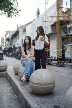 Maloboro caddesini keşfeden iki Asyalı kadın, Yogyakarta, Endonezya