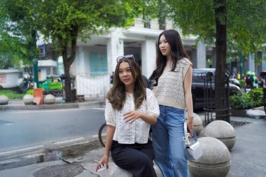 Maloboro caddesini keşfeden iki Asyalı kadın, Yogyakarta, Endonezya