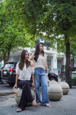 Maloboro caddesini keşfeden iki Asyalı kadın, Yogyakarta, Endonezya