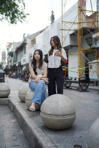 Maloboro caddesini keşfeden iki Asyalı kadın, Yogyakarta, Endonezya