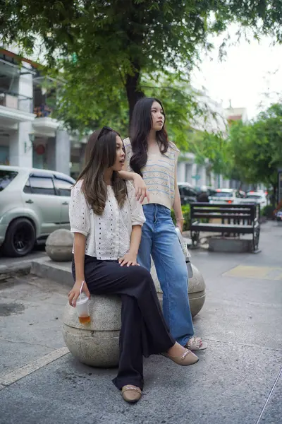 Maloboro caddesini keşfeden iki Asyalı kadın, Yogyakarta, Endonezya