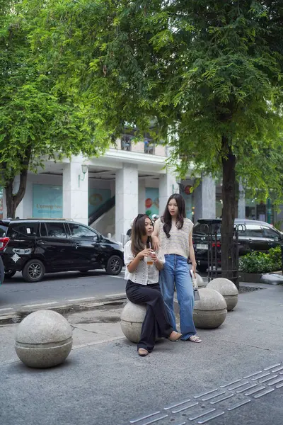 Maloboro caddesini keşfeden iki Asyalı kadın, Yogyakarta, Endonezya