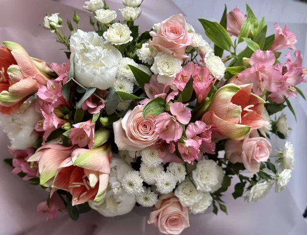 Весільний Букет Різних Квітів Шпильки Бузку Білих Троянд Весільна Угода — стокове фото