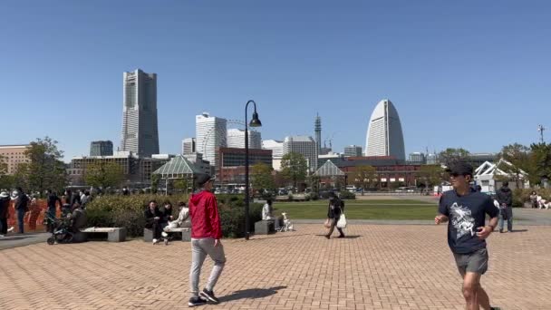 Många Människor Solig Dag Yokohama Bakgrunden Staden Skyline Med Pariserhjulet — Stockvideo