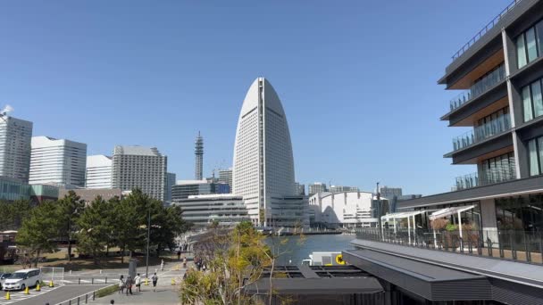 Många Människor Går Solig Dag Yokohama Bakgrunden Skyline Staden — Stockvideo