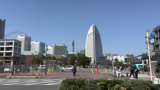 Många Människor Solig Dag Yokohama Pan Rörelse Kameran Stadens Himmel — Stockvideo