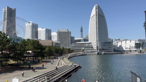 Многие Люди Ходят Солнечный День Иокогаме Заднем Плане Горизонт Города — стоковое видео