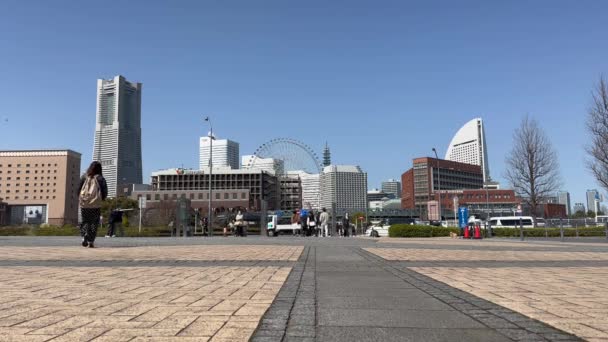 Много Людей Пробок Солнечный День Иокогаме Заднем Плане Горизонт Города — стоковое видео