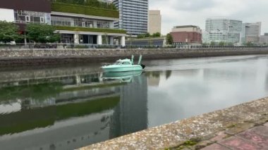 Taksi gemisi Yokohama şehrindeki seyir edilebilir bir kanaldan geçiyor.