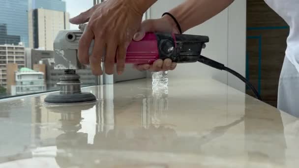 Professionelles Polieren Einer Marmorplatte Mit Einem Winkelschleifer — Stockvideo