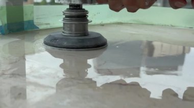 Açı öğütücü kullanarak mermer kapağın profesyonel cilalaması