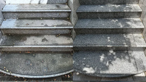 前と後に 外部の非スリップ灰色の花崗岩の階段の洗浄と洗浄 — ストック写真
