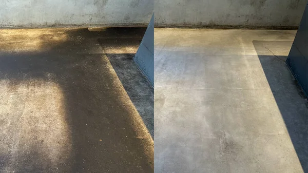 前と後に 古いレストランのコンクリート床から脂っこい汚れの除去 — ストック写真