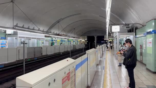 到达日本一个小地铁站的火车 — 图库视频影像