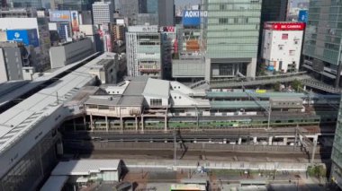 Tokyo, Japonya 'daki Akihabara istasyonunun hava görüntüsü, bir tren geçiyor.