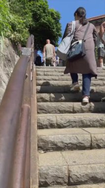 Birçok insan Japonya 'nın Kamakura yakınlarındaki güzel bir ada olan Enoshima' nın pitoresk sokaklarında gezinir.