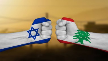 İsrail Lübnan 'a karşı, iki el birbirini yumrukluyor bulanık bir arka plan, ulusal bayraklarla boyanmış yumruklar.