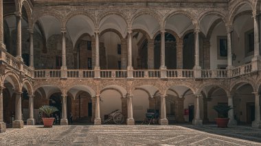 Sicilya, Palermo 'daki Norman Sarayı' na bir göz atalım.