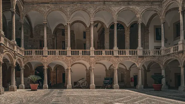 Sicilya, Palermo 'daki Norman Sarayı' na bir göz atalım.