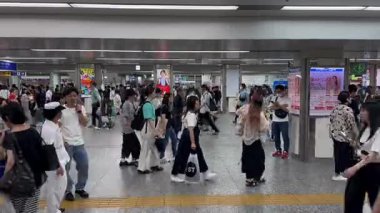 Birçok insan 25 Haziran 2025 'te Japonya' da, Yokohama 'da bir tatil günü istasyondan geçer.