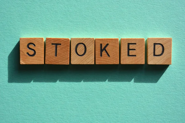Stoked Australijski Slang Słowo Oznaczające Zadowolony Drewnianych Liter Alfabetu Izolowanych — Zdjęcie stockowe