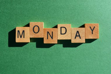 Pazartesi, ahşap alfabe harfleri ile kelime yeşil arka planda izole