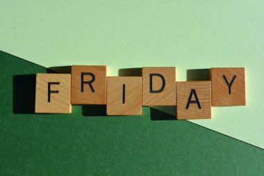 Cuma, ahşap alfabe harfleri ile kelime yeşil arka planda izole