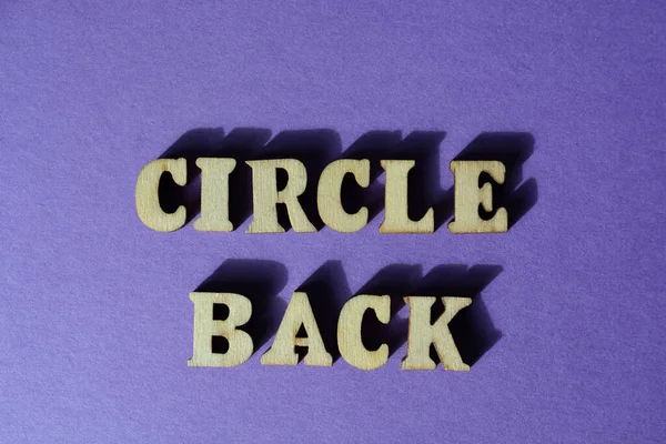 Cirkel Terug Woorden Houten Alfabet Letters Geïsoleerd Paarse Achtergrond — Stockfoto