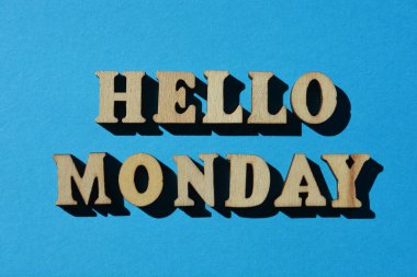 Merhaba Pazartesi, parlak mavi arka planda izole edilmiş ahşap alfabe harfleriyle kelimeler.