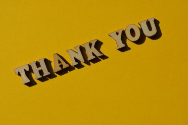 Teşekkür ederim, sarı arka planda tahtadan harflerle izole edilmiş harfler. 