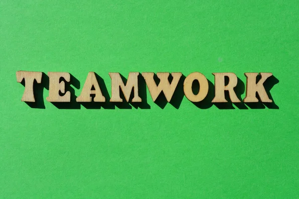 Teamwork Wort Buchstaben Aus Holz Isoliert Auf Hellgrünem Hintergrund — Stockfoto